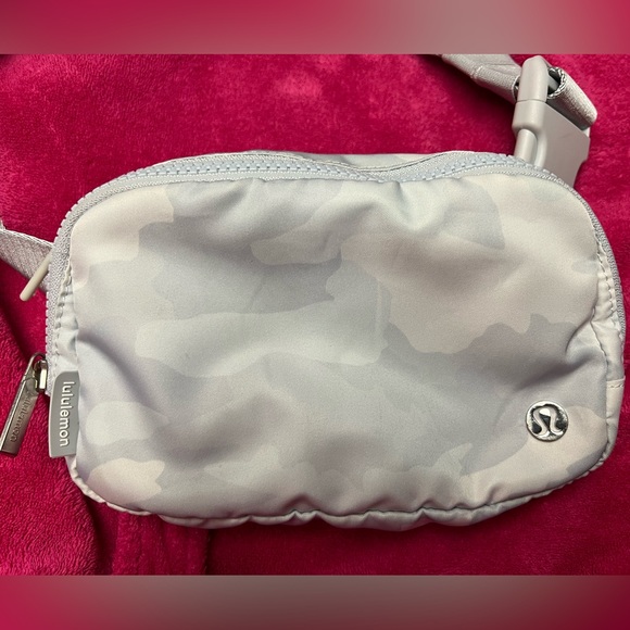 Lululemon Everywhere Belt Bag - Picture 4 of 4